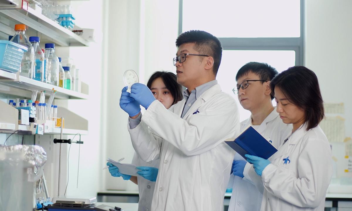 Gi&aacute;o sư Liu Bing v&agrave; c&aacute;c cộng sự nghi&ecirc;n cứu dược phẩm mới nhờ sự hỗ trợ của AI