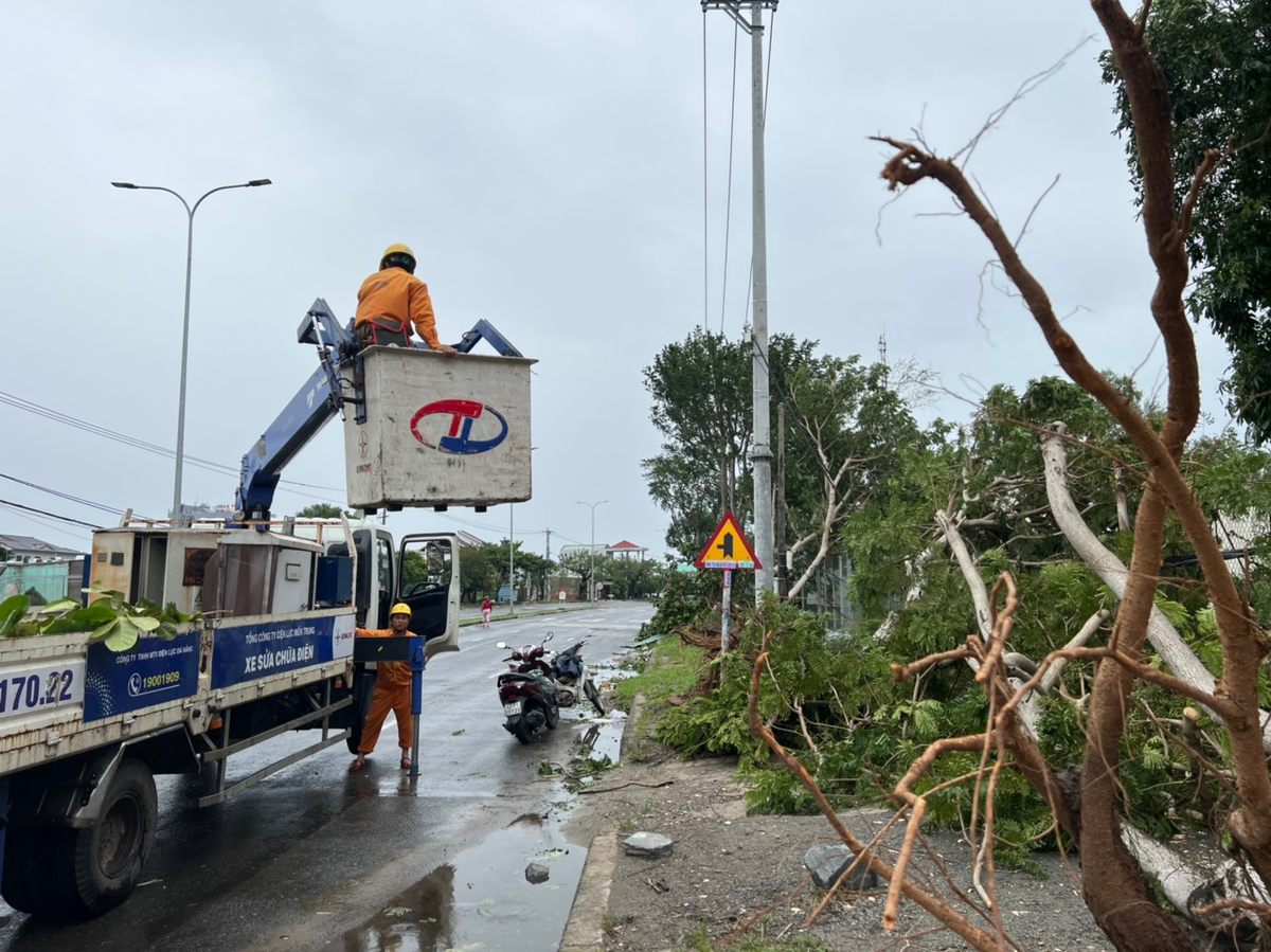 Hiện nay, c&aacute;c đơn vị Điện lực tại miền Trung đang tập trung nỗ lực khắc phục c&aacute;c sự cố điện do ảnh hưởng b&atilde;o